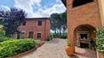 Toscana Immobiliare - La proprietà in vendita comprende un giardino, il casale principale, una dépendance e un garage