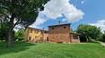 Toscana Immobiliare - La propiedad está rodeada de un cuidado jardín de unos 5000 m2, donde hay algunos olivos y es posible construir una piscina