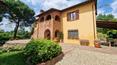 Toscana Immobiliare - Das zum Verkauf stehende Anwesen umfasst einen Garten, das Haupthaus, ein Nebengebäude und eine Garage
