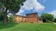 Toscana Immobiliare - Prestigiosa villa ristrutturata con dépendance, giardino di 5000 mq con oliveto e garage in Toscana