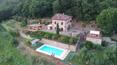 Toscana Immobiliare - Il casale è circondato da 4 ettari di terreno con giardino, oliveto e piscina panoramica con vista sulle colline circostanti