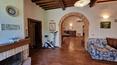 Toscana Immobiliare - Casale con piscina e terreno in vendita nella campagna toscana 