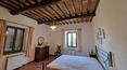 Toscana Immobiliare - Casale con piscina e terreno in vendita nella campagna toscana