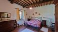 Toscana Immobiliare - Casale con piscina e terreno in vendita nella campagna toscana