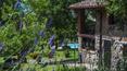 Toscana Immobiliare - La propiedad consta de una masía de piedra, dos anexos, una piscina panorámica y un toldo para comer al aire libre