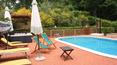Toscana Immobiliare - La propriété ensoleillée est complétée par un jardin avec une magnifique piscine
