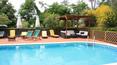 Toscana Immobiliare - La soleada propiedad se completa con un jardín con una maravillosa piscina