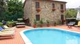 Toscana Immobiliare - The sunlit property is completed by a garden with a wonderful swimming pool