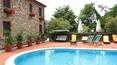 Toscana Immobiliare - Das sonnenbeschienene Anwesen wird durch einen Garten mit einem wunderschönen Swimmingpool ergänzt