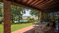 Toscana Immobiliare - Nelle vicinanze della piscina troviamo una bellissima tettoia dove poter pranzare all’aperto