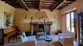 Toscana Immobiliare - Les finitions et l'ameublement reflètent le style rustique toscan : sols en terre cuite, arcs en briques et plafonds à poutres apparentes