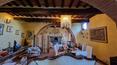 Toscana Immobiliare - Le finiture e gli arredi riprendono lo stile rustico toscano: pavimenti in cotto, arcate in mattone e i soffitti con travi in legno a vista