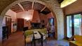 Toscana Immobiliare - Los acabados y el mobiliario reflejan el estilo rústico toscano: suelos de terracota, arcos de ladrillo y techos con vigas de madera vistas