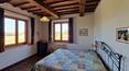 Toscana Immobiliare - Casa de piedra en venta en una posición dominante en las colinas de Valdichiana