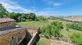 Toscana Immobiliare - A vendre dans le Val d'Orcia Ferme toscane avec annexe et terrain en position panoramique