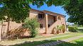 Toscana Immobiliare - La façade en briques de la ferme à vendre s'intègre parfaitement à l'environnement