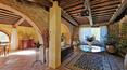 Toscana Immobiliare - Gli arredi seguono lo stile romantico e accogliente tipico dei casali toscani di lusso