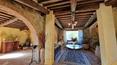 Toscana Immobiliare - La casa de campo en venta ofrece una vista panorámica sobre todo el Val d'Orcia