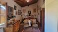 Toscana Immobiliare - Los acabados y el mobiliario reflejan el estilo rústico típico de la campiña toscana