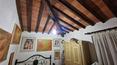 Toscana Immobiliare - Die Innenräume zeichnen sich durch Terrakottaböden, gemauerte Bögen und Decken mit sichtbaren Holzbalken aus