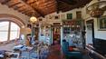 Toscana Immobiliare - Gli interni sono caratterizzati da pavimenti in cotto, arcate in mattone e soffitti con travi in legno a vista