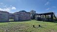Toscana Immobiliare - Das Anwesen befindet sich in einer äußerst panoramischen Lage, umgeben von der grünen toskanischen Landschaft