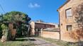 Toscana Immobiliare - Encantadora casa de campo, que consta de dos edificios con patio interior y 2 anexos, en venta cerca de Siena