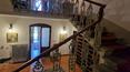 Toscana Immobiliare - La finca conserva elementos originales e históricos, incluido un salón con frescos en el edificio principal