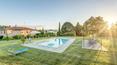 Toscana Immobiliare - All’esterno ci sono dei pergolati che permettono di rilassarsi e godere del giardino e della zona piscina