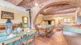 Toscana Immobiliare - Gli interni del casale hanno un raffinato stile toscano e presentano travi a vista e pavimento in cotto