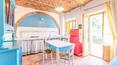 Toscana Immobiliare - Das Innere des Bauernhauses ist in einem raffinierten toskanischen Stil gehalten und verfügt über sichtbare Balken und Terrakottaböden