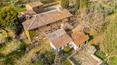 Toscana Immobiliare - Cette propriété, qui domine toute la vallée, se compose de trois bâtiments entièrement construits en pierre
