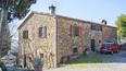Toscana Immobiliare - Grundstück mit restauriertem Bauernhaus, zwei Nebengebäuden und 19 ha Land in der Toskana zu verkaufen