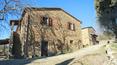 Toscana Immobiliare - A l'intérieur, la ferme conserve des plafonds à poutres apparentes et des sols en terre cuite d'origine