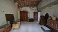 Toscana Immobiliare - La villa est construite en tuf et présente des détails architecturaux qui évoquent le charme de l'antiquité