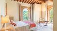 Toscana Immobiliare - Casale di lusso con torre antica, vigneto, oliveto e piscina in vendita in posizione panoramica a Monte San Savino, Arezzo, Toscana