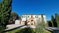 Toscana Immobiliare - La proprietà è situata in posizione dominante sia sulla vallata di Sinalunga, che su Lucignano e Cortona