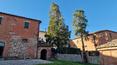 Toscana Immobiliare - La proprietà include anche un edificio, un tempo destinato ai contadini, che oggi è utilizzato come complesso agrituristico
