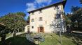 Toscana Immobiliare - Prestigiosa villa con parco, terreno con olivi e garage in vendita in Toscana