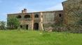 Toscana Immobiliare - Ferme à rénover avec vue panoramique, annexe, 1 ha de terrain avec oliveraie et étang à Asciano
