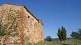 Toscana Immobiliare - Zu renovierendes Bauernhaus mit Panoramablick, Nebengebäude, 1 ha Land mit Olivenhain und Teich in Asciano