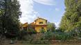Toscana Immobiliare - La proprietà si trova in posizione panoramica e riservata, immersa nella natura, a soli 2 km dal paese