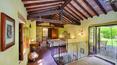 Toscana Immobiliare - La proprietà presenta caratteristiche tipiche dei casali in toscana, come la pietra a vista, le travi in legno e i pavimenti in cotto