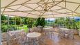 Toscana Immobiliare - La villa è circondata da un ampio parco con alberi secolari e da frutto e impreziosito da una bella veranda in vetro