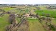 Toscana Immobiliare - La proprietà si trova a circa 2 km dal paese di Foiano della Chiana