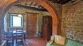 Toscana Immobiliare - Bauernhaus mit Panoramablick auf den Trasimeno-See, Park und Olivenhain in Umbrien