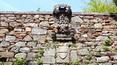 Toscana Immobiliare - Das Dorf ist ca. 8.000 qm groß und umfasst die Überreste einer mittelalterlichen Burg, die herrschaftliche Villa, 18 Bauernhäuser, Straßen, Plätze und eine Kirche mit Glockenturm
