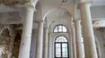 Toscana Immobiliare - El pueblo es de unos 8.000 metros cuadrados e incluye los restos de un castillo medieval, la villa noble, 18 casas de labranza, calles, plazas y una iglesia con campanario