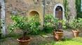 Toscana Immobiliare - Village avec château médiéval, manoir, fermes, église, écuries, 715 ha de terres et 2 lacs dans la province de Sienne