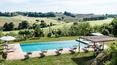 Toscana Immobiliare - La proprietà dispone di una piscina a sfioro con scalinata romana e splendida vista sulla campagna circostante